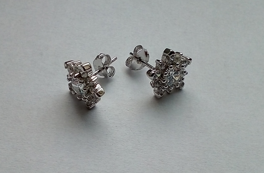 Puzetové zapínání stříbrných náušnic hvězda1